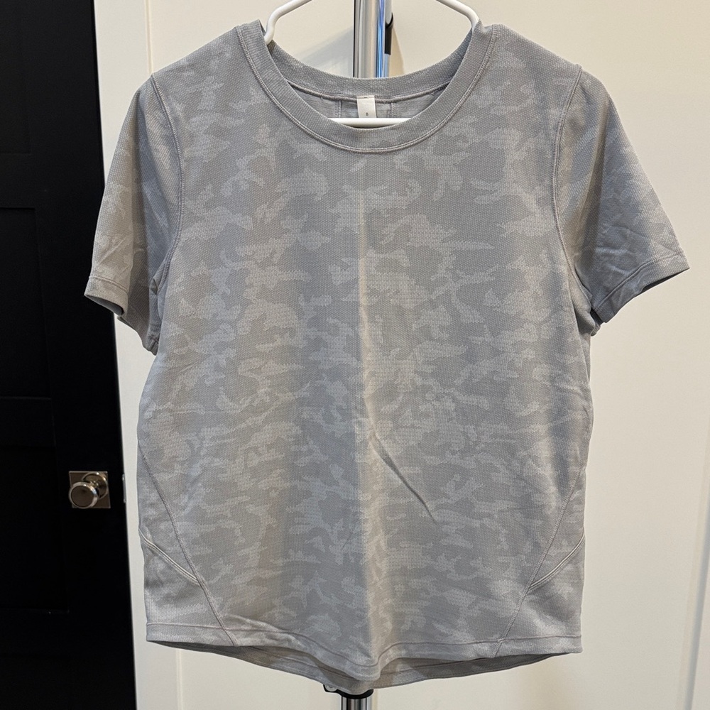 lululemon athletica Gray Patterned Camo Short Sleeve Tee